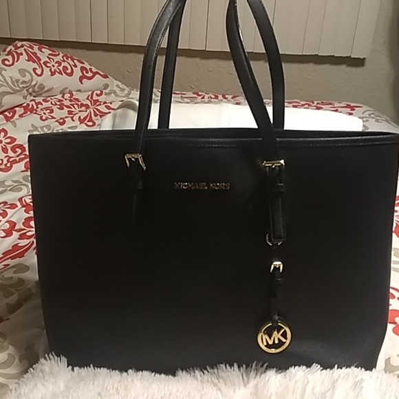 Michael Kors Handbags - Michael Kors leather tote